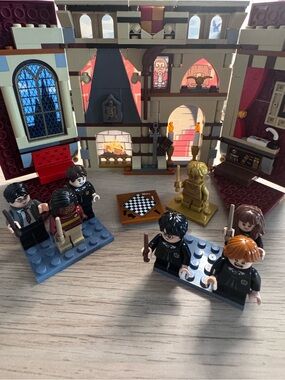 LEGO Harry Potter Gryffindor House Banner Set  + Bonus Minifigures